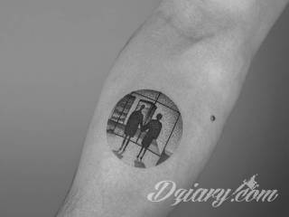 Tatuaże powracające do podstaw; handpoke to sztuka tworzenia zdobień nie maszynowo, a ręcznie. Tatuaże są lekkie, zazwyczaj niewielkie, ale zawsze nadzwyczaj oryginalne będąc swoistym nawiązaniem do korzeni skórnej grafiki. 