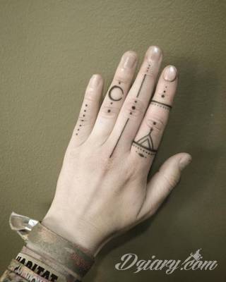 Tatuaże powracające do podstaw; handpoke to sztuka tworzenia zdobień nie maszynowo, a ręcznie. Tatuaże są lekkie, zazwyczaj niewielkie, ale zawsze nadzwyczaj oryginalne będąc swoistym nawiązaniem do korzeni skórnej grafiki. 