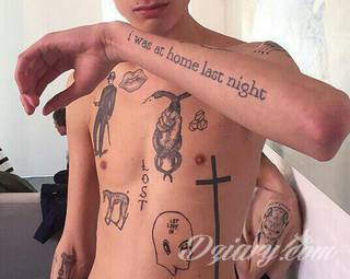 Tatuaże powracające do podstaw; handpoke to sztuka tworzenia zdobień nie maszynowo, a ręcznie. Tatuaże są lekkie, zazwyczaj niewielkie, ale zawsze nadzwyczaj oryginalne będąc swoistym nawiązaniem do korzeni skórnej grafiki. 