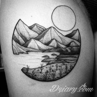 Tatuaże powracające do podstaw; handpoke to sztuka tworzenia zdobień nie maszynowo, a ręcznie. Tatuaże są lekkie, zazwyczaj niewielkie, ale zawsze nadzwyczaj oryginalne będąc swoistym nawiązaniem do korzeni skórnej grafiki. 