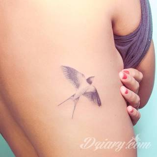 Tatuaże powracające do podstaw; handpoke to sztuka tworzenia zdobień nie maszynowo, a ręcznie. Tatuaże są lekkie, zazwyczaj niewielkie, ale zawsze nadzwyczaj oryginalne będąc swoistym nawiązaniem do korzeni skórnej grafiki. 