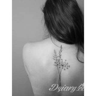 Tatuaże powracające do podstaw; handpoke to sztuka tworzenia zdobień nie maszynowo, a ręcznie. Tatuaże są lekkie, zazwyczaj niewielkie, ale zawsze nadzwyczaj oryginalne będąc swoistym nawiązaniem do korzeni skórnej grafiki. 