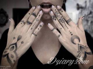 Tatuaże powracające do podstaw; handpoke to sztuka tworzenia zdobień nie maszynowo, a ręcznie. Tatuaże są lekkie, zazwyczaj niewielkie, ale zawsze nadzwyczaj oryginalne będąc swoistym nawiązaniem do korzeni skórnej grafiki. 