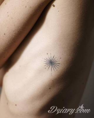 Tatuaże powracające do podstaw; handpoke to sztuka tworzenia zdobień nie maszynowo, a ręcznie. Tatuaże są lekkie, zazwyczaj niewielkie, ale zawsze nadzwyczaj oryginalne będąc swoistym nawiązaniem do korzeni skórnej grafiki. 