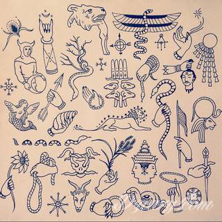 Tatuaże powracające do podstaw; handpoke to sztuka tworzenia zdobień nie maszynowo, a ręcznie. Tatuaże są lekkie, zazwyczaj niewielkie, ale zawsze nadzwyczaj oryginalne będąc swoistym nawiązaniem do korzeni skórnej grafiki. 