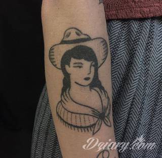 Tatuaże powracające do podstaw; handpoke to sztuka tworzenia zdobień nie maszynowo, a ręcznie. Tatuaże są lekkie, zazwyczaj niewielkie, ale zawsze nadzwyczaj oryginalne będąc swoistym nawiązaniem do korzeni skórnej grafiki. 