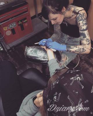 Tatuaże powracające do podstaw; handpoke to sztuka tworzenia zdobień nie maszynowo, a ręcznie. Tatuaże są lekkie, zazwyczaj niewielkie, ale zawsze nadzwyczaj oryginalne będąc swoistym nawiązaniem do korzeni skórnej grafiki. 