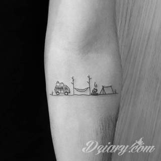 Tatuaże powracające do podstaw; handpoke to sztuka tworzenia zdobień nie maszynowo, a ręcznie. Tatuaże są lekkie, zazwyczaj niewielkie, ale zawsze nadzwyczaj oryginalne będąc swoistym nawiązaniem do korzeni skórnej grafiki. 
