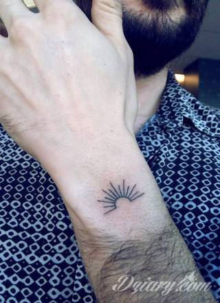 Tatuaże powracające do podstaw; handpoke to sztuka tworzenia zdobień nie maszynowo, a ręcznie. Tatuaże są lekkie, zazwyczaj niewielkie, ale zawsze nadzwyczaj oryginalne będąc swoistym nawiązaniem do korzeni skórnej grafiki. 