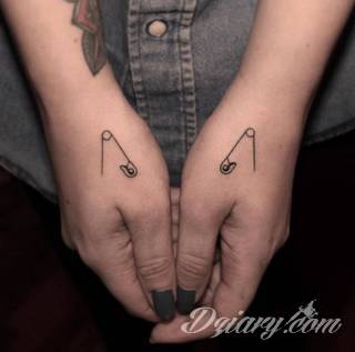 Tatuaże powracające do podstaw; handpoke to sztuka tworzenia zdobień nie maszynowo, a ręcznie. Tatuaże są lekkie, zazwyczaj niewielkie, ale zawsze nadzwyczaj oryginalne będąc swoistym nawiązaniem do korzeni skórnej grafiki. 