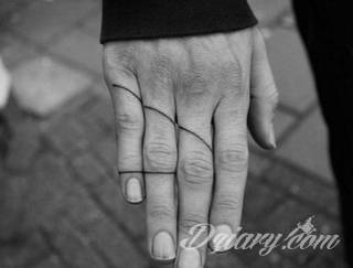 Tatuaże powracające do podstaw; handpoke to sztuka tworzenia zdobień nie maszynowo, a ręcznie. Tatuaże są lekkie, zazwyczaj niewielkie, ale zawsze nadzwyczaj oryginalne będąc swoistym nawiązaniem do korzeni skórnej grafiki. 