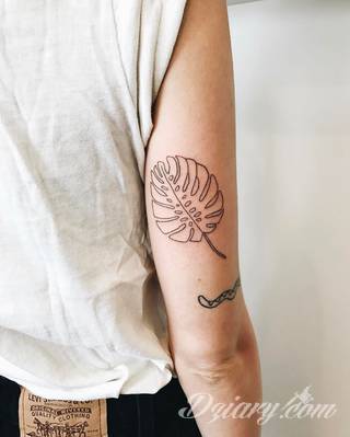 Tatuaże powracające do podstaw; handpoke to sztuka tworzenia zdobień nie maszynowo, a ręcznie. Tatuaże są lekkie, zazwyczaj niewielkie, ale zawsze nadzwyczaj oryginalne będąc swoistym nawiązaniem do korzeni skórnej grafiki. 