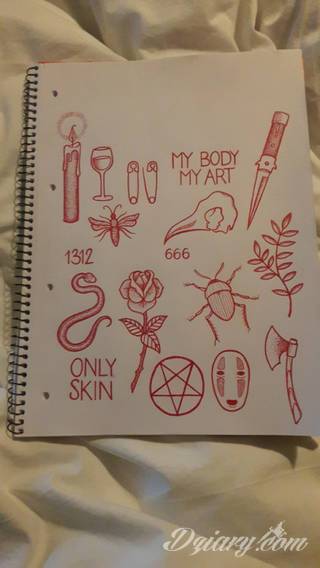 Tatuaże powracające do podstaw; handpoke to sztuka tworzenia zdobień nie maszynowo, a ręcznie. Tatuaże są lekkie, zazwyczaj niewielkie, ale zawsze nadzwyczaj oryginalne będąc swoistym nawiązaniem do korzeni skórnej grafiki. 