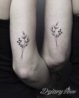 Tatuaże powracające do podstaw; handpoke to sztuka tworzenia zdobień nie maszynowo, a ręcznie. Tatuaże są lekkie, zazwyczaj niewielkie, ale zawsze nadzwyczaj oryginalne będąc swoistym nawiązaniem do korzeni skórnej grafiki. 