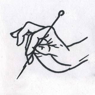 Tatuaże powracające do podstaw; handpoke to sztuka tworzenia zdobień nie maszynowo, a ręcznie. Tatuaże są lekkie, zazwyczaj niewielkie, ale zawsze nadzwyczaj oryginalne będąc swoistym nawiązaniem do korzeni skórnej grafiki. 