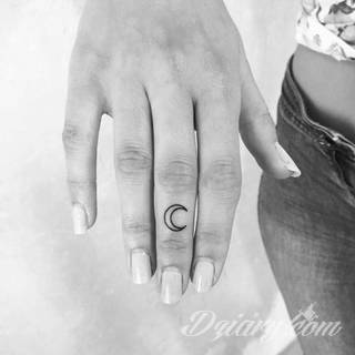 Tatuaże powracające do podstaw; handpoke to sztuka tworzenia zdobień nie maszynowo, a ręcznie. Tatuaże są lekkie, zazwyczaj niewielkie, ale zawsze nadzwyczaj oryginalne będąc swoistym nawiązaniem do korzeni skórnej grafiki. 