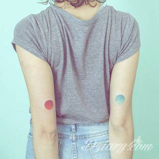 Tatuaże powracające do podstaw; handpoke to sztuka tworzenia zdobień nie maszynowo, a ręcznie. Tatuaże są lekkie, zazwyczaj niewielkie, ale zawsze nadzwyczaj oryginalne będąc swoistym nawiązaniem do korzeni skórnej grafiki. 