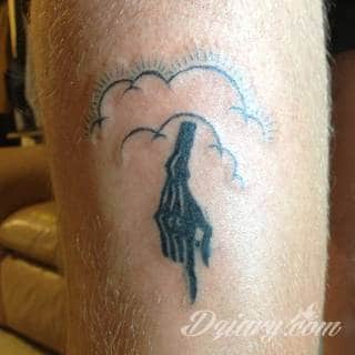 Tatuaże powracające do podstaw; handpoke to sztuka tworzenia zdobień nie maszynowo, a ręcznie. Tatuaże są lekkie, zazwyczaj niewielkie, ale zawsze nadzwyczaj oryginalne będąc swoistym nawiązaniem do korzeni skórnej grafiki. 