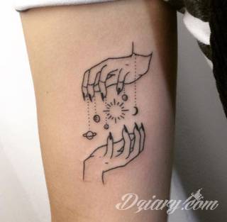 Tatuaże powracające do podstaw; handpoke to sztuka tworzenia zdobień nie maszynowo, a ręcznie. Tatuaże są lekkie, zazwyczaj niewielkie, ale zawsze nadzwyczaj oryginalne będąc swoistym nawiązaniem do korzeni skórnej grafiki. 