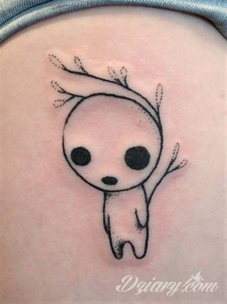 Tatuaże powracające do podstaw; handpoke to sztuka tworzenia zdobień nie maszynowo, a ręcznie. Tatuaże są lekkie, zazwyczaj niewielkie, ale zawsze nadzwyczaj oryginalne będąc swoistym nawiązaniem do korzeni skórnej grafiki. 