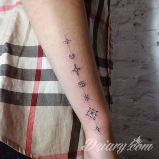 Tatuaże powracające do podstaw; handpoke to sztuka tworzenia zdobień nie maszynowo, a ręcznie. Tatuaże są lekkie, zazwyczaj niewielkie, ale zawsze nadzwyczaj oryginalne będąc swoistym nawiązaniem do korzeni skórnej grafiki. 