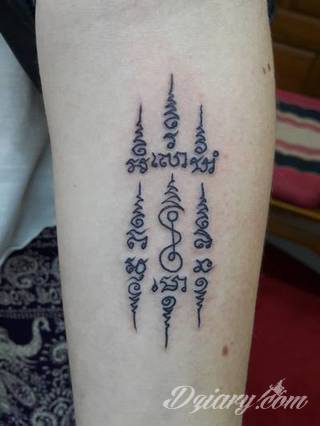 Tatuaże powracające do podstaw; handpoke to sztuka tworzenia zdobień nie maszynowo, a ręcznie. Tatuaże są lekkie, zazwyczaj niewielkie, ale zawsze nadzwyczaj oryginalne będąc swoistym nawiązaniem do korzeni skórnej grafiki. 