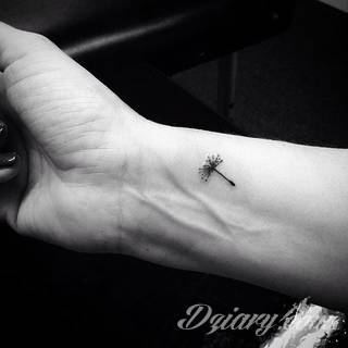 Tatuaże powracające do podstaw; handpoke to sztuka tworzenia zdobień nie maszynowo, a ręcznie. Tatuaże są lekkie, zazwyczaj niewielkie, ale zawsze nadzwyczaj oryginalne będąc swoistym nawiązaniem do korzeni skórnej grafiki. 