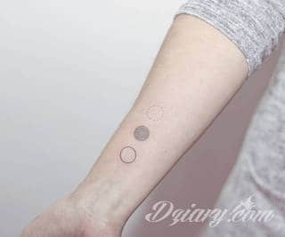 Tatuaże powracające do podstaw; handpoke to sztuka tworzenia zdobień nie maszynowo, a ręcznie. Tatuaże są lekkie, zazwyczaj niewielkie, ale zawsze nadzwyczaj oryginalne będąc swoistym nawiązaniem do korzeni skórnej grafiki. 