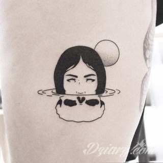 Tatuaże powracające do podstaw; handpoke to sztuka tworzenia zdobień nie maszynowo, a ręcznie. Tatuaże są lekkie, zazwyczaj niewielkie, ale zawsze nadzwyczaj oryginalne będąc swoistym nawiązaniem do korzeni skórnej grafiki. 