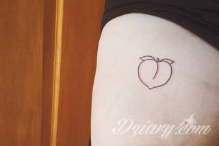 Tatuaże powracające do podstaw; handpoke to sztuka tworzenia zdobień nie maszynowo, a ręcznie. Tatuaże są lekkie, zazwyczaj niewielkie, ale zawsze nadzwyczaj oryginalne będąc swoistym nawiązaniem do korzeni skórnej grafiki. 