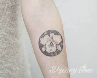Tatuaże powracające do podstaw; handpoke to sztuka tworzenia zdobień nie maszynowo, a ręcznie. Tatuaże są lekkie, zazwyczaj niewielkie, ale zawsze nadzwyczaj oryginalne będąc swoistym nawiązaniem do korzeni skórnej grafiki. 