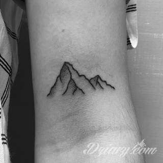 Tatuaże powracające do podstaw; handpoke to sztuka tworzenia zdobień nie maszynowo, a ręcznie. Tatuaże są lekkie, zazwyczaj niewielkie, ale zawsze nadzwyczaj oryginalne będąc swoistym nawiązaniem do korzeni skórnej grafiki. 