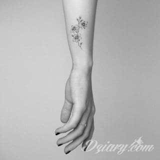 Tatuaże powracające do podstaw; handpoke to sztuka tworzenia zdobień nie maszynowo, a ręcznie. Tatuaże są lekkie, zazwyczaj niewielkie, ale zawsze nadzwyczaj oryginalne będąc swoistym nawiązaniem do korzeni skórnej grafiki. 