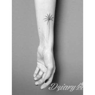 Tatuaże powracające do podstaw; handpoke to sztuka tworzenia zdobień nie maszynowo, a ręcznie. Tatuaże są lekkie, zazwyczaj niewielkie, ale zawsze nadzwyczaj oryginalne będąc swoistym nawiązaniem do korzeni skórnej grafiki. 