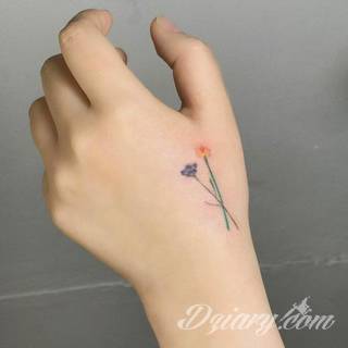 Tatuaże powracające do podstaw; handpoke to sztuka tworzenia zdobień nie maszynowo, a ręcznie. Tatuaże są lekkie, zazwyczaj niewielkie, ale zawsze nadzwyczaj oryginalne będąc swoistym nawiązaniem do korzeni skórnej grafiki. 