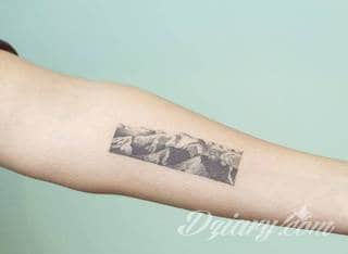 Tatuaże powracające do podstaw; handpoke to sztuka tworzenia zdobień nie maszynowo, a ręcznie. Tatuaże są lekkie, zazwyczaj niewielkie, ale zawsze nadzwyczaj oryginalne będąc swoistym nawiązaniem do korzeni skórnej grafiki. 