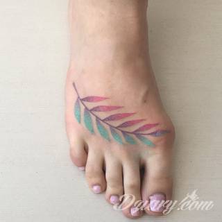 Tatuaże powracające do podstaw; handpoke to sztuka tworzenia zdobień nie maszynowo, a ręcznie. Tatuaże są lekkie, zazwyczaj niewielkie, ale zawsze nadzwyczaj oryginalne będąc swoistym nawiązaniem do korzeni skórnej grafiki. 