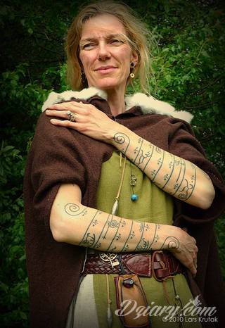 Tatuaże powracające do podstaw; handpoke to sztuka tworzenia zdobień nie maszynowo, a ręcznie. Tatuaże są lekkie, zazwyczaj niewielkie, ale zawsze nadzwyczaj oryginalne będąc swoistym nawiązaniem do korzeni skórnej grafiki. 