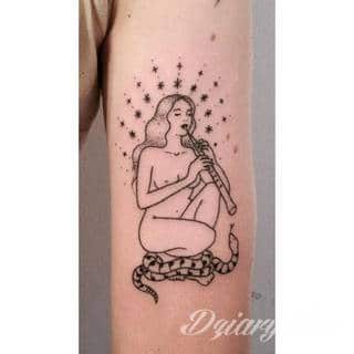 Tatuaże powracające do podstaw; handpoke to sztuka tworzenia zdobień nie maszynowo, a ręcznie. Tatuaże są lekkie, zazwyczaj niewielkie, ale zawsze nadzwyczaj oryginalne będąc swoistym nawiązaniem do korzeni skórnej grafiki. 