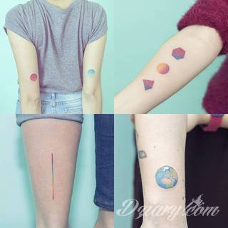 Tatuaże powracające do podstaw; handpoke to sztuka tworzenia zdobień nie maszynowo, a ręcznie. Tatuaże są lekkie, zazwyczaj niewielkie, ale zawsze nadzwyczaj oryginalne będąc swoistym nawiązaniem do korzeni skórnej grafiki. 