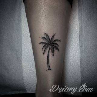 Tatuaże powracające do podstaw; handpoke to sztuka tworzenia zdobień nie maszynowo, a ręcznie. Tatuaże są lekkie, zazwyczaj niewielkie, ale zawsze nadzwyczaj oryginalne będąc swoistym nawiązaniem do korzeni skórnej grafiki. 