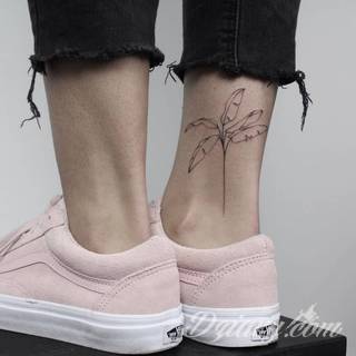 Tatuaże powracające do podstaw; handpoke to sztuka tworzenia zdobień nie maszynowo, a ręcznie. Tatuaże są lekkie, zazwyczaj niewielkie, ale zawsze nadzwyczaj oryginalne będąc swoistym nawiązaniem do korzeni skórnej grafiki. 