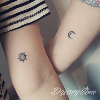 Tatuaże powracające do podstaw; handpoke to sztuka tworzenia zdobień nie maszynowo, a ręcznie. Tatuaże są lekkie, zazwyczaj niewielkie, ale zawsze nadzwyczaj oryginalne będąc swoistym nawiązaniem do korzeni skórnej grafiki. 