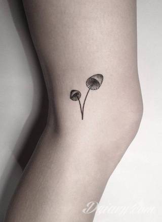 Tatuaże powracające do podstaw; handpoke to sztuka tworzenia zdobień nie maszynowo, a ręcznie. Tatuaże są lekkie, zazwyczaj niewielkie, ale zawsze nadzwyczaj oryginalne będąc swoistym nawiązaniem do korzeni skórnej grafiki. 