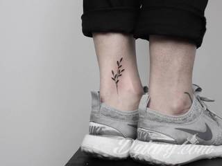 Tatuaże powracające do podstaw; handpoke to sztuka tworzenia zdobień nie maszynowo, a ręcznie. Tatuaże są lekkie, zazwyczaj niewielkie, ale zawsze nadzwyczaj oryginalne będąc swoistym nawiązaniem do korzeni skórnej grafiki. 