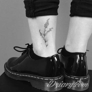 Tatuaże powracające do podstaw; handpoke to sztuka tworzenia zdobień nie maszynowo, a ręcznie. Tatuaże są lekkie, zazwyczaj niewielkie, ale zawsze nadzwyczaj oryginalne będąc swoistym nawiązaniem do korzeni skórnej grafiki. 