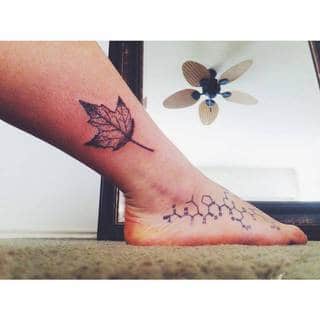 Tatuaże powracające do podstaw; handpoke to sztuka tworzenia zdobień nie maszynowo, a ręcznie. Tatuaże są lekkie, zazwyczaj niewielkie, ale zawsze nadzwyczaj oryginalne będąc swoistym nawiązaniem do korzeni skórnej grafiki. 