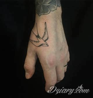 Tatuaże powracające do podstaw; handpoke to sztuka tworzenia zdobień nie maszynowo, a ręcznie. Tatuaże są lekkie, zazwyczaj niewielkie, ale zawsze nadzwyczaj oryginalne będąc swoistym nawiązaniem do korzeni skórnej grafiki. 