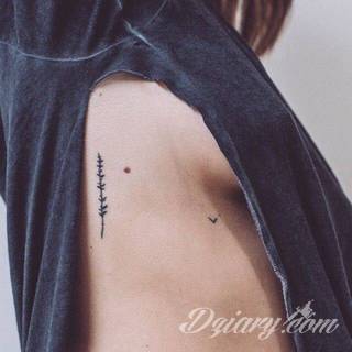 Tatuaże powracające do podstaw; handpoke to sztuka tworzenia zdobień nie maszynowo, a ręcznie. Tatuaże są lekkie, zazwyczaj niewielkie, ale zawsze nadzwyczaj oryginalne będąc swoistym nawiązaniem do korzeni skórnej grafiki. 