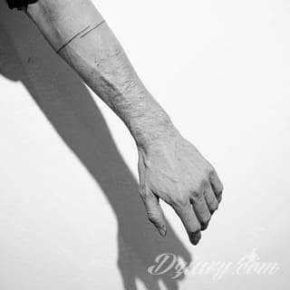 Tatuaże powracające do podstaw; handpoke to sztuka tworzenia zdobień nie maszynowo, a ręcznie. Tatuaże są lekkie, zazwyczaj niewielkie, ale zawsze nadzwyczaj oryginalne będąc swoistym nawiązaniem do korzeni skórnej grafiki. 